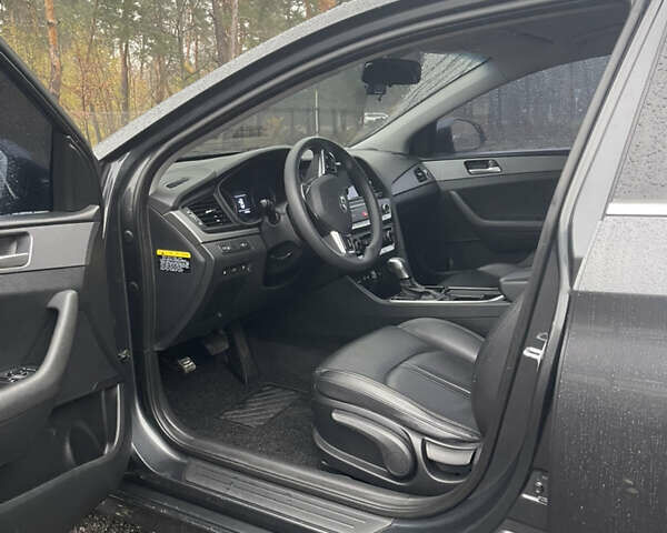 Серый Хендай Соната, объемом двигателя 2 л и пробегом 192 тыс. км за 12900 $, фото 21 на Automoto.ua