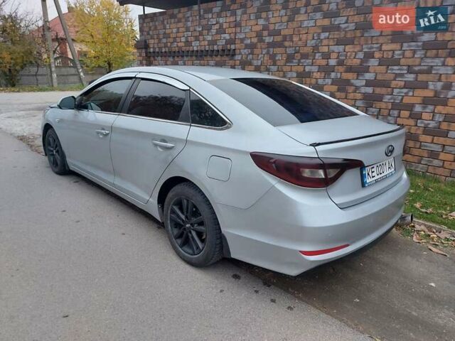 Серый Хендай Соната, объемом двигателя 2 л и пробегом 374 тыс. км за 9300 $, фото 2 на Automoto.ua