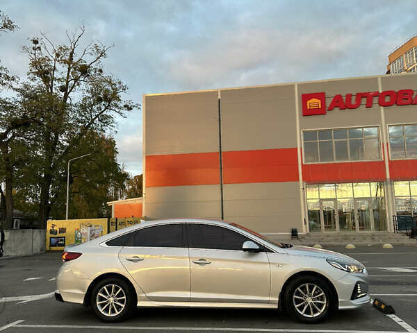 Хендай Соната 2017 в Киеве на Automoto.ua Серый Хендай Соната, объемом двигателя 2 л и пробегом 338 тыс. км за 12700 $, фото 1 на Automoto.ua