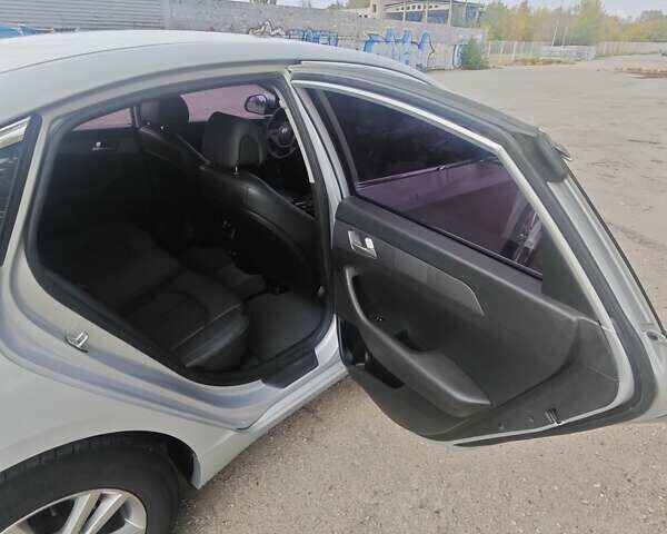 Серый Хендай Соната, объемом двигателя 2 л и пробегом 227 тыс. км за 11500 $, фото 5 на Automoto.ua