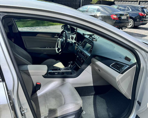 Серый Хендай Соната, объемом двигателя 2.36 л и пробегом 280 тыс. км за 10500 $, фото 5 на Automoto.ua