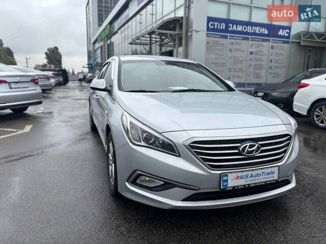 Серый Хендай Соната, объемом двигателя 2 л и пробегом 397 тыс. км за 9990 $, фото 1 на Automoto.ua