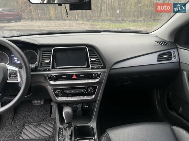 Серый Хендай Соната, объемом двигателя 2 л и пробегом 192 тыс. км за 12900 $, фото 25 на Automoto.ua