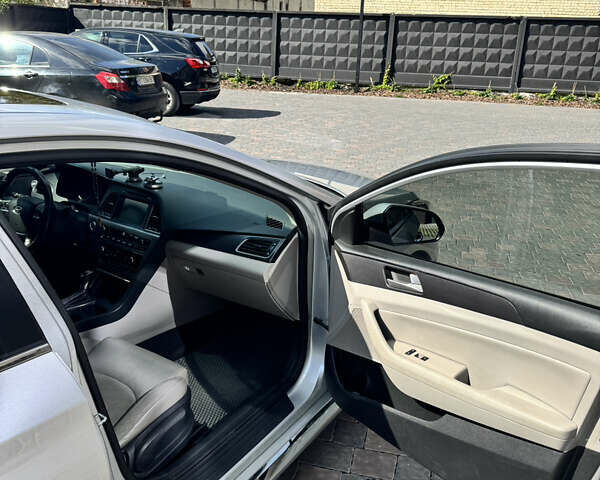 Серый Хендай Соната, объемом двигателя 2.36 л и пробегом 280 тыс. км за 10500 $, фото 4 на Automoto.ua