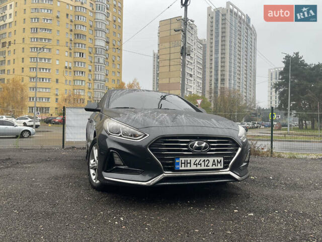 Серый Хендай Соната, объемом двигателя 2 л и пробегом 192 тыс. км за 12900 $, фото 1 на Automoto.ua