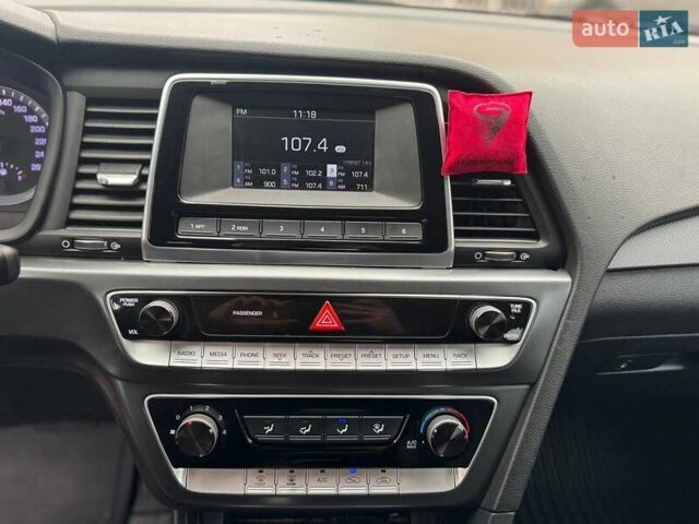 Серый Хендай Соната, объемом двигателя 2 л и пробегом 166 тыс. км за 11500 $, фото 3 на Automoto.ua