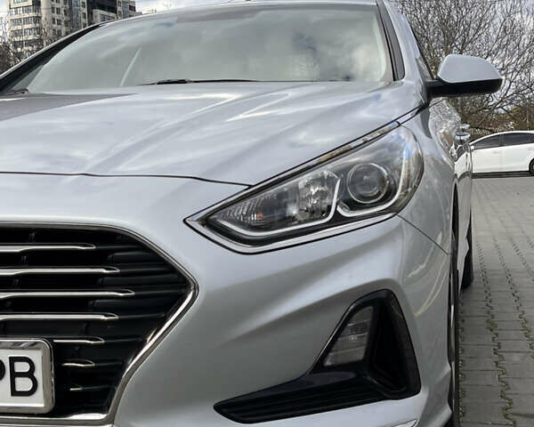 Серый Хендай Соната, объемом двигателя 2 л и пробегом 165 тыс. км за 12900 $, фото 18 на Automoto.ua