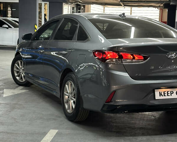 Сірий Хендай Соната, об'ємом двигуна 2.36 л та пробігом 109 тис. км за 12999 $, фото 7 на Automoto.ua