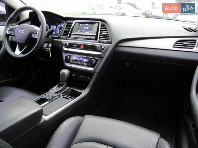 Сірий Хендай Соната, об'ємом двигуна 0 л та пробігом 256 тис. км за 13999 $, фото 47 на Automoto.ua