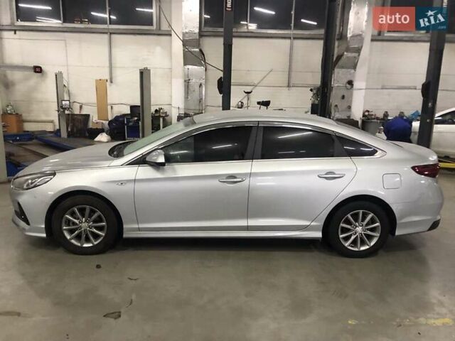 Серый Хендай Соната, объемом двигателя 2 л и пробегом 388 тыс. км за 11490 $, фото 4 на Automoto.ua