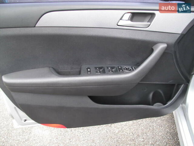 Сірий Хендай Соната, об'ємом двигуна 0 л та пробігом 256 тис. км за 13999 $, фото 12 на Automoto.ua