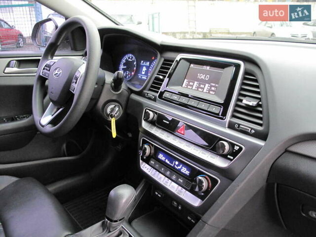 Сірий Хендай Соната, об'ємом двигуна 0 л та пробігом 256 тис. км за 13999 $, фото 41 на Automoto.ua