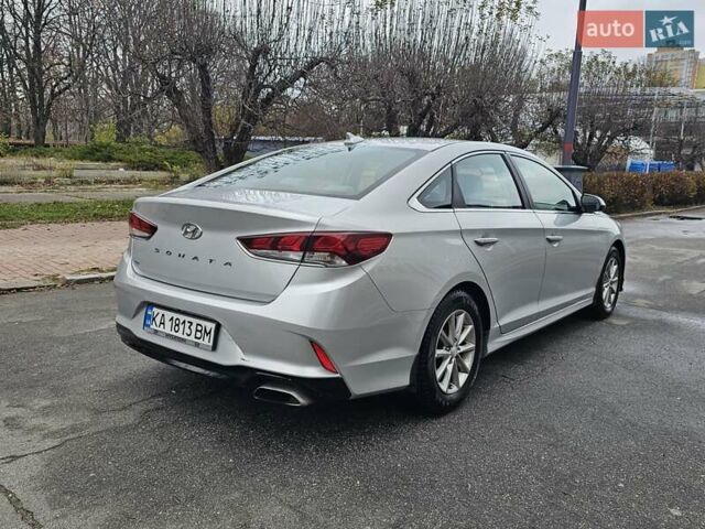 Серый Хендай Соната, объемом двигателя 2.36 л и пробегом 130 тыс. км за 9900 $, фото 3 на Automoto.ua