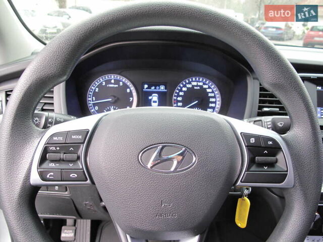 Сірий Хендай Соната, об'ємом двигуна 0 л та пробігом 256 тис. км за 13999 $, фото 56 на Automoto.ua