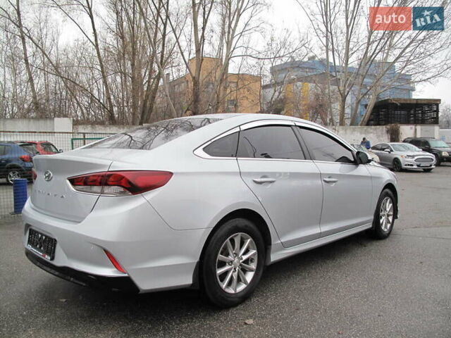 Сірий Хендай Соната, об'ємом двигуна 0 л та пробігом 256 тис. км за 13999 $, фото 6 на Automoto.ua