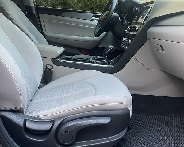 Серый Хендай Соната, объемом двигателя 2.4 л и пробегом 140 тыс. км за 13950 $, фото 9 на Automoto.ua