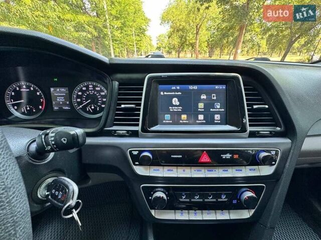 Серый Хендай Соната, объемом двигателя 2.36 л и пробегом 118 тыс. км за 11800 $, фото 4 на Automoto.ua