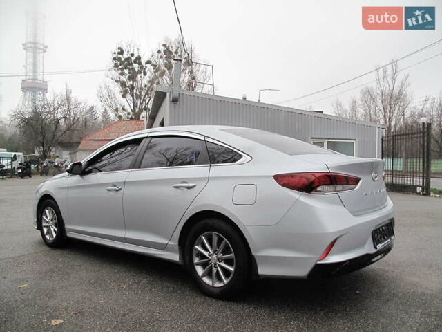 Сірий Хендай Соната, об'ємом двигуна 0 л та пробігом 256 тис. км за 13999 $, фото 5 на Automoto.ua