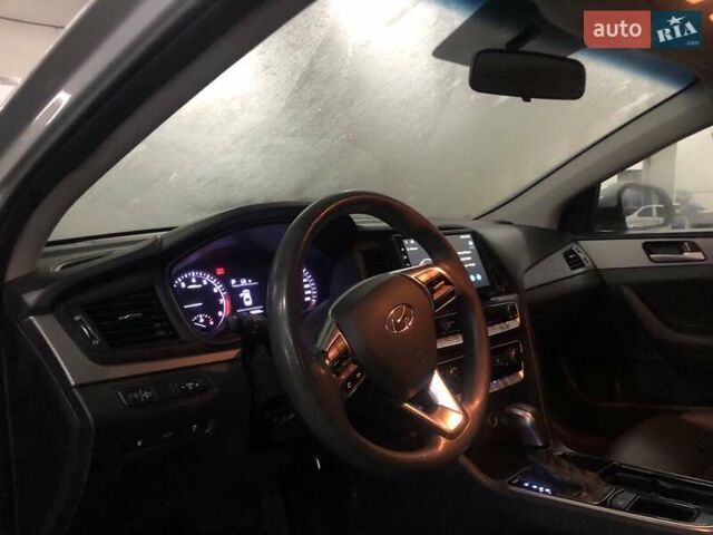 Серый Хендай Соната, объемом двигателя 2 л и пробегом 388 тыс. км за 11490 $, фото 7 на Automoto.ua