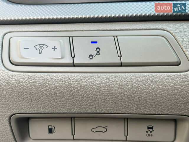 Серый Хендай Соната, объемом двигателя 2.4 л и пробегом 140 тыс. км за 13950 $, фото 18 на Automoto.ua