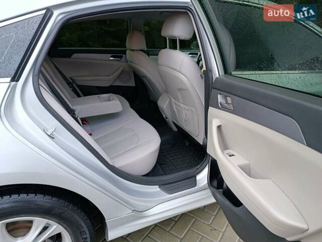 Серый Хендай Соната, объемом двигателя 2.36 л и пробегом 90 тыс. км за 12600 $, фото 2 на Automoto.ua