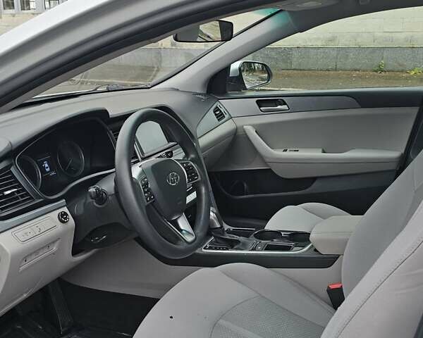 Серый Хендай Соната, объемом двигателя 2.36 л и пробегом 130 тыс. км за 9900 $, фото 14 на Automoto.ua