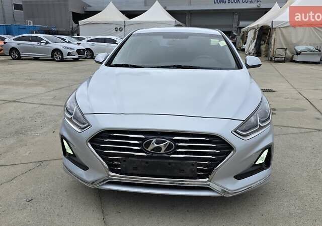 Серый Хендай Соната, объемом двигателя 2 л и пробегом 398 тыс. км за 11490 $, фото 1 на Automoto.ua