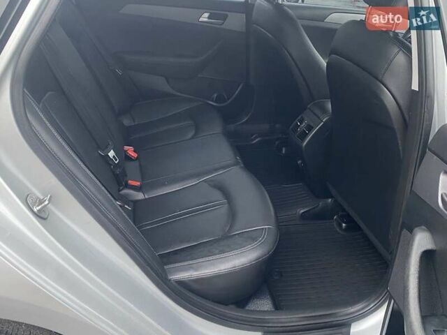 Серый Хендай Соната, объемом двигателя 2 л и пробегом 318 тыс. км за 12490 $, фото 7 на Automoto.ua