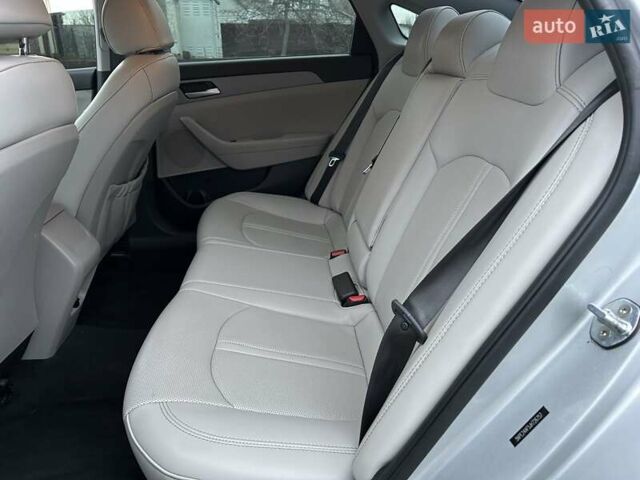 Сірий Хендай Соната, об'ємом двигуна 2.36 л та пробігом 83 тис. км за 10900 $, фото 16 на Automoto.ua