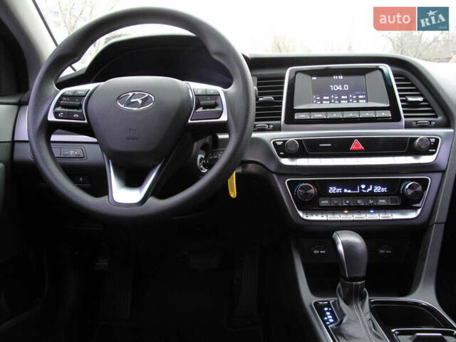 Сірий Хендай Соната, об'ємом двигуна 0 л та пробігом 256 тис. км за 13999 $, фото 27 на Automoto.ua