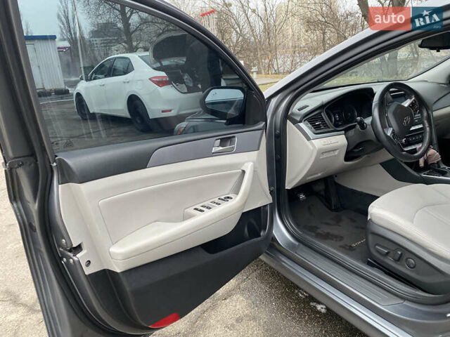 Серый Хендай Соната, объемом двигателя 2.4 л и пробегом 75 тыс. км за 13700 $, фото 9 на Automoto.ua