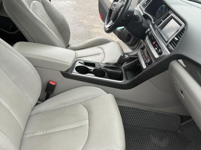 Серый Хендай Соната, объемом двигателя 2 л и пробегом 71 тыс. км за 20000 $, фото 1 на Automoto.ua