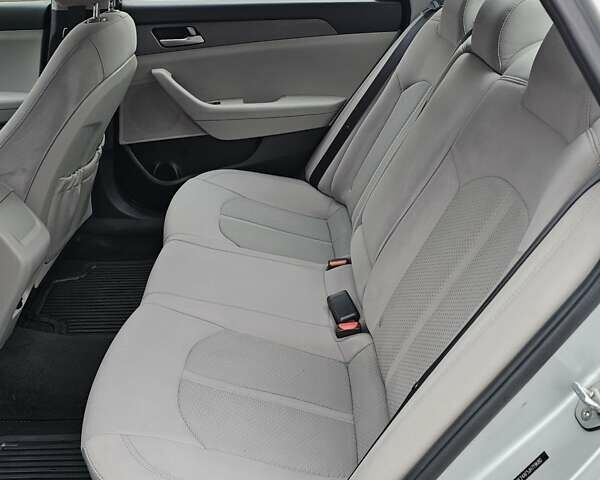 Сірий Хендай Соната, об'ємом двигуна 2.36 л та пробігом 130 тис. км за 9600 $, фото 23 на Automoto.ua