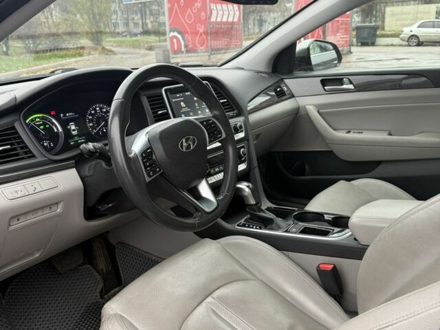 Серый Хендай Соната, объемом двигателя 2 л и пробегом 71 тыс. км за 20000 $, фото 3 на Automoto.ua