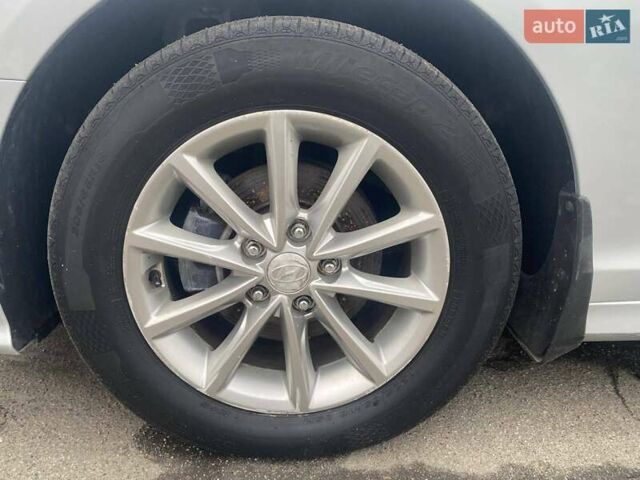 Серый Хендай Соната, объемом двигателя 2 л и пробегом 318 тыс. км за 12490 $, фото 5 на Automoto.ua