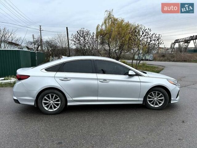 Сірий Хендай Соната, об'ємом двигуна 2.36 л та пробігом 83 тис. км за 10900 $, фото 7 на Automoto.ua