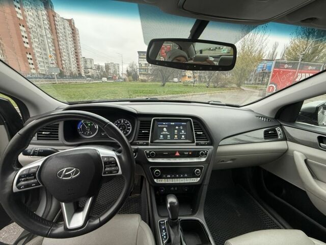 Серый Хендай Соната, объемом двигателя 2 л и пробегом 71 тыс. км за 20000 $, фото 9 на Automoto.ua