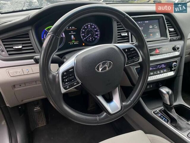 Сірий Хендай Соната, об'ємом двигуна 2 л та пробігом 143 тис. км за 14300 $, фото 13 на Automoto.ua