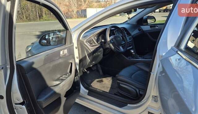 Серый Хендай Соната, объемом двигателя 2 л и пробегом 181 тыс. км за 14000 $, фото 16 на Automoto.ua