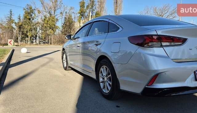 Серый Хендай Соната, объемом двигателя 2 л и пробегом 181 тыс. км за 14000 $, фото 6 на Automoto.ua