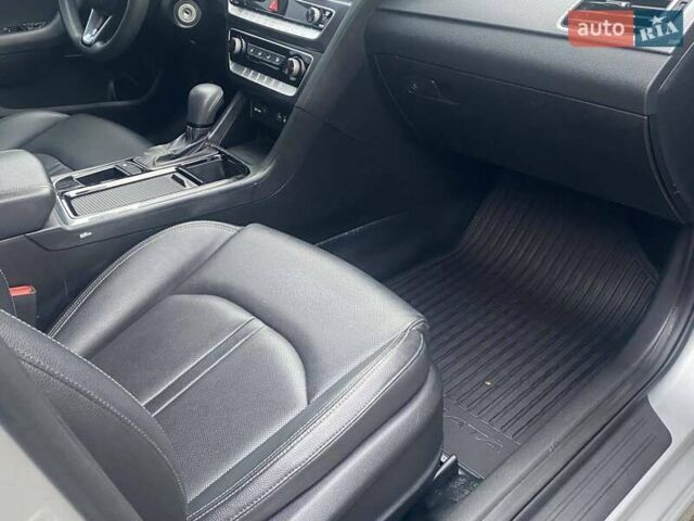 Серый Хендай Соната, объемом двигателя 2 л и пробегом 318 тыс. км за 12490 $, фото 9 на Automoto.ua