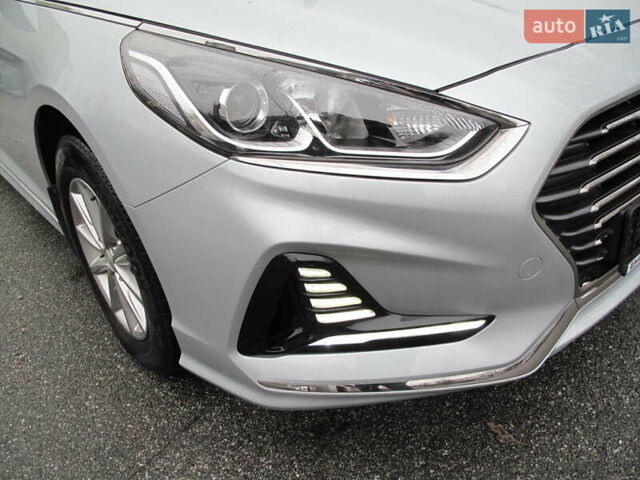 Сірий Хендай Соната, об'ємом двигуна 0 л та пробігом 256 тис. км за 13999 $, фото 9 на Automoto.ua