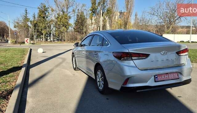 Серый Хендай Соната, объемом двигателя 2 л и пробегом 181 тыс. км за 14000 $, фото 5 на Automoto.ua