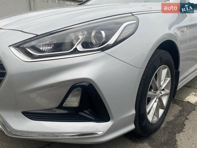 Серый Хендай Соната, объемом двигателя 2 л и пробегом 318 тыс. км за 12490 $, фото 1 на Automoto.ua