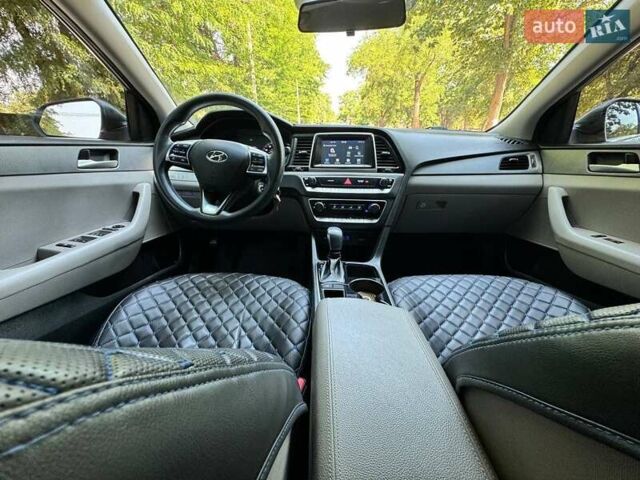 Серый Хендай Соната, объемом двигателя 2.36 л и пробегом 118 тыс. км за 11800 $, фото 11 на Automoto.ua
