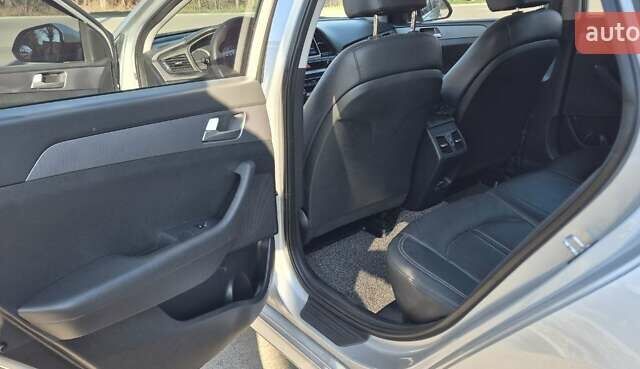 Серый Хендай Соната, объемом двигателя 2 л и пробегом 181 тыс. км за 14000 $, фото 14 на Automoto.ua