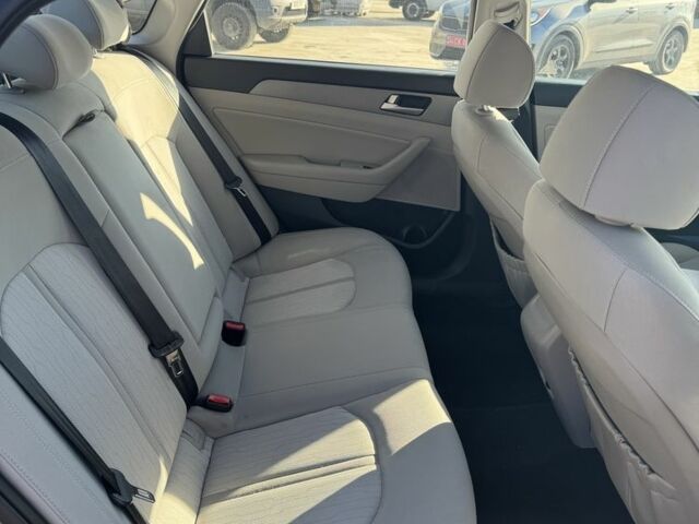 Серый Хендай Соната, объемом двигателя 2 л и пробегом 140 тыс. км за 342 $, фото 4 на Automoto.ua