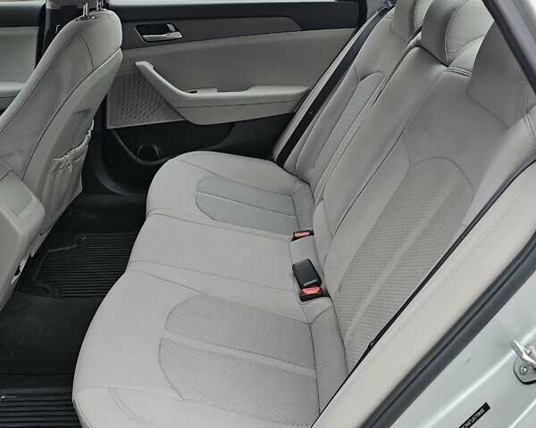 Сірий Хендай Соната, об'ємом двигуна 2.36 л та пробігом 130 тис. км за 9600 $, фото 12 на Automoto.ua