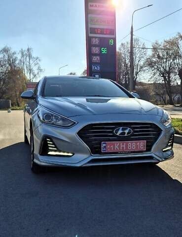 Серый Хендай Соната, объемом двигателя 2 л и пробегом 181 тыс. км за 14000 $, фото 2 на Automoto.ua