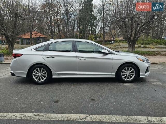 Серый Хендай Соната, объемом двигателя 2.36 л и пробегом 130 тыс. км за 9900 $, фото 5 на Automoto.ua